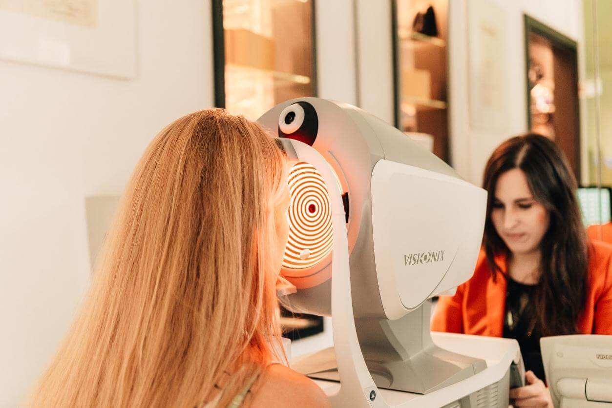 Optik Breiderhoff Brillengeschäft und Optiker in Essen Leistung Augenscreening mit Visionix